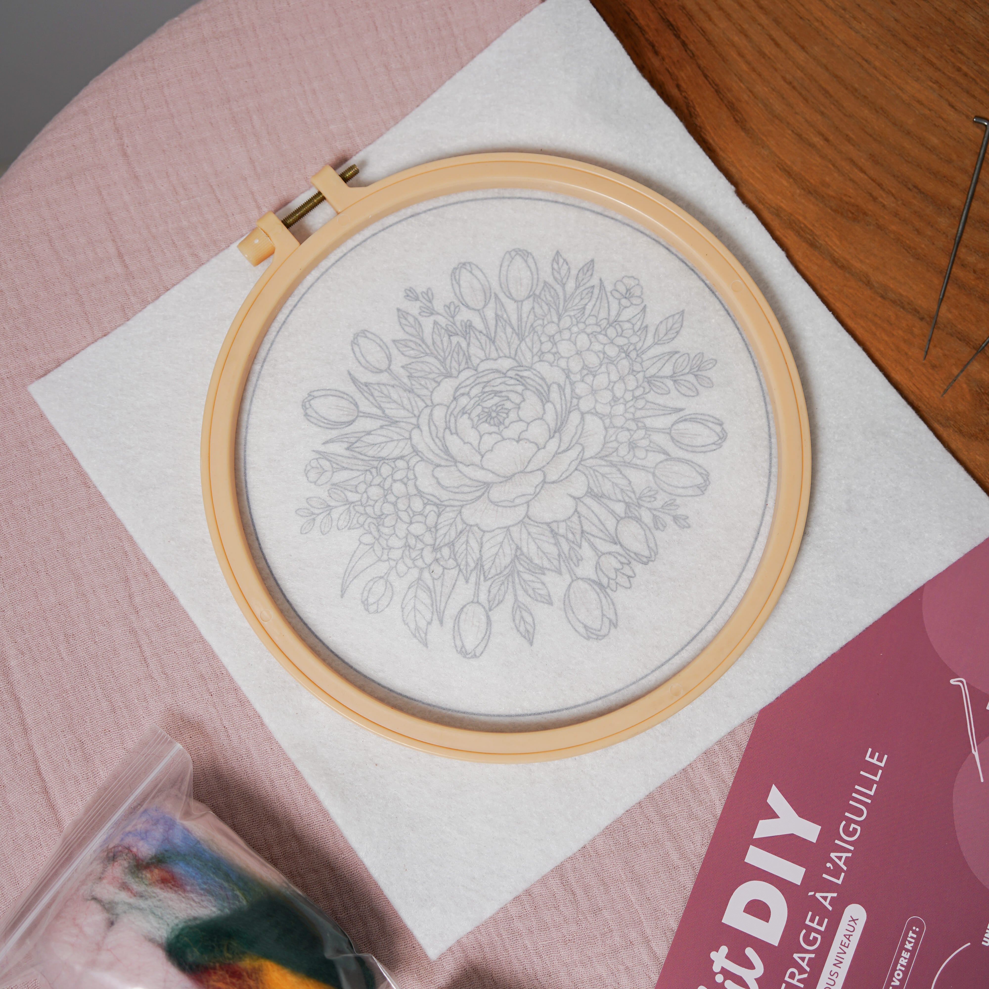 Flowrette Loisirs créatifs Kit feutrage Pivoine tableau laine 20cm