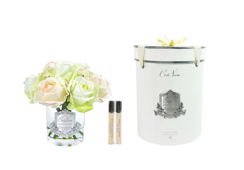 Côte Noire GRB09 bouquet boutons roses blush vase clair