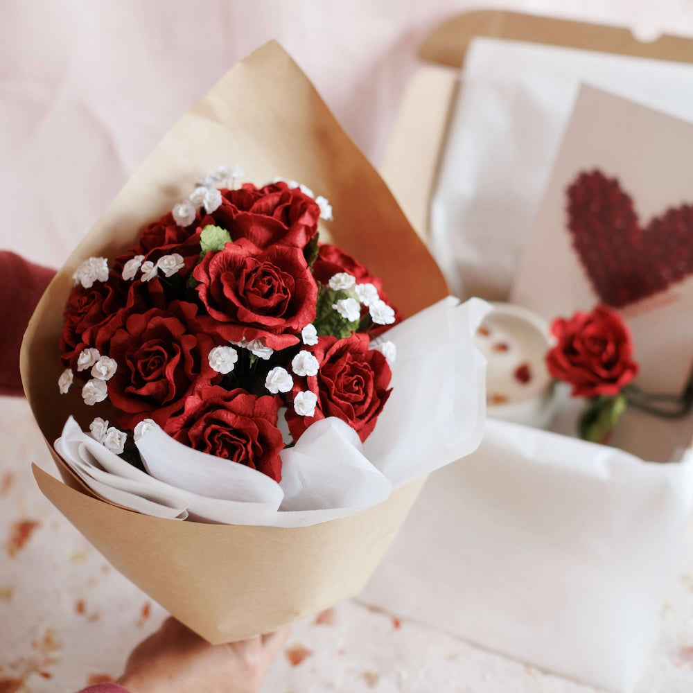 Flowrette Fleurs en papier Passion bouquet papier 5 roses rouges S