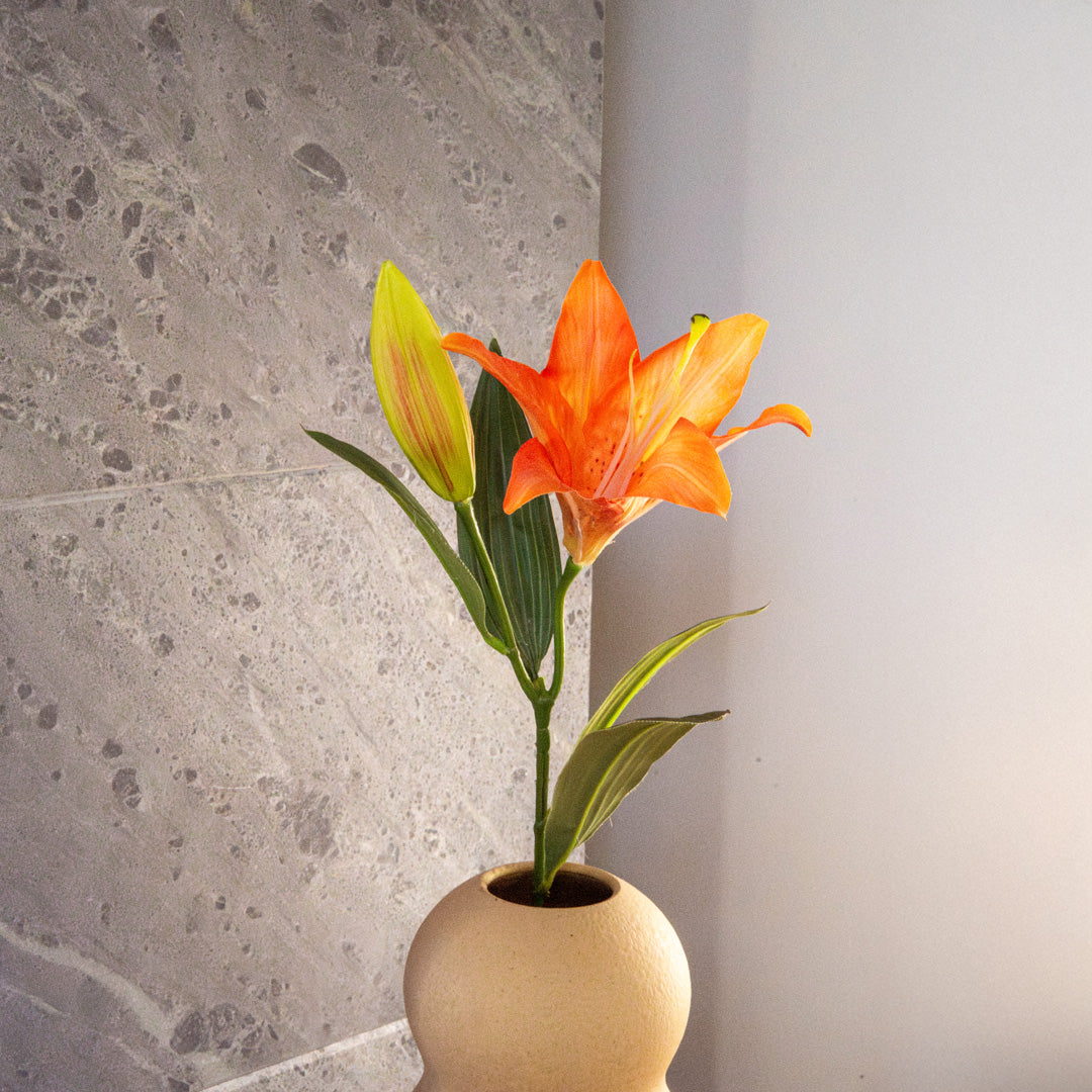 Flowrette Lys orange fleur artificielle tige x1 toucher naturel