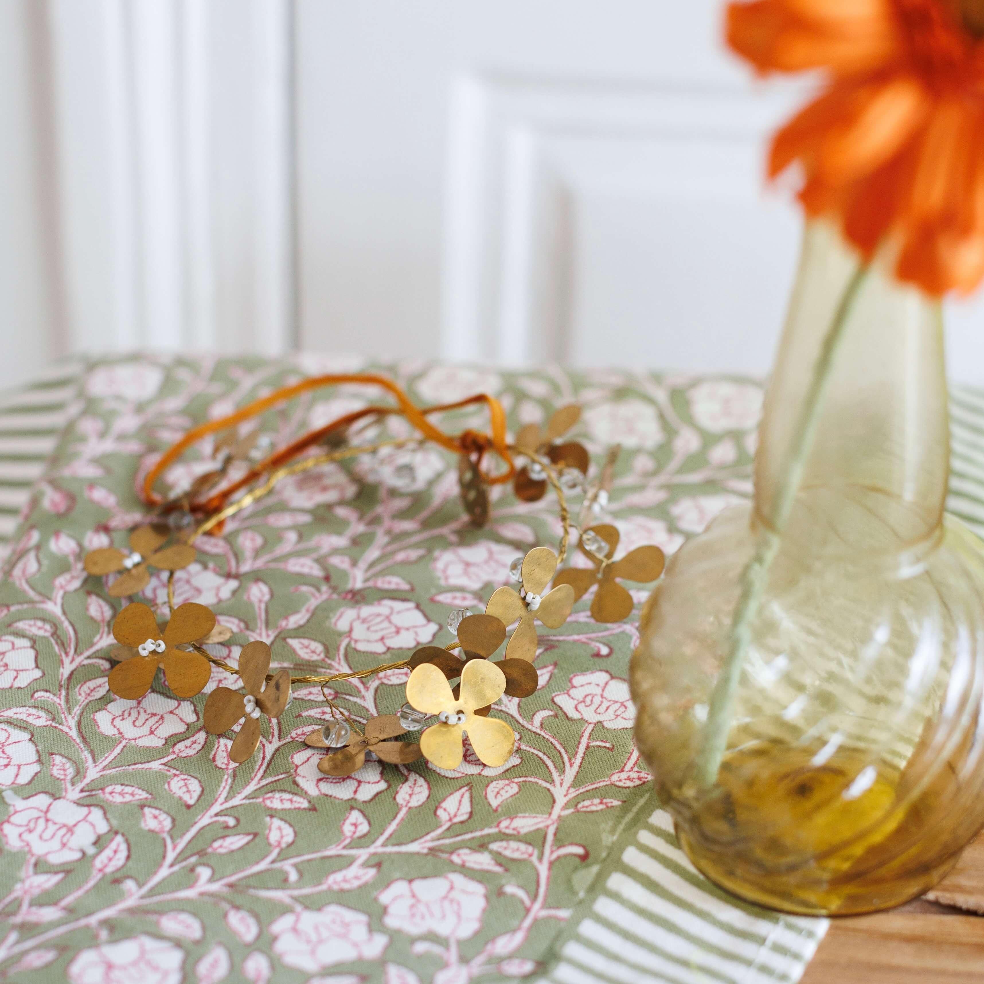 Flowrette Kalika Petite couronne décoration fleurs laiton doré