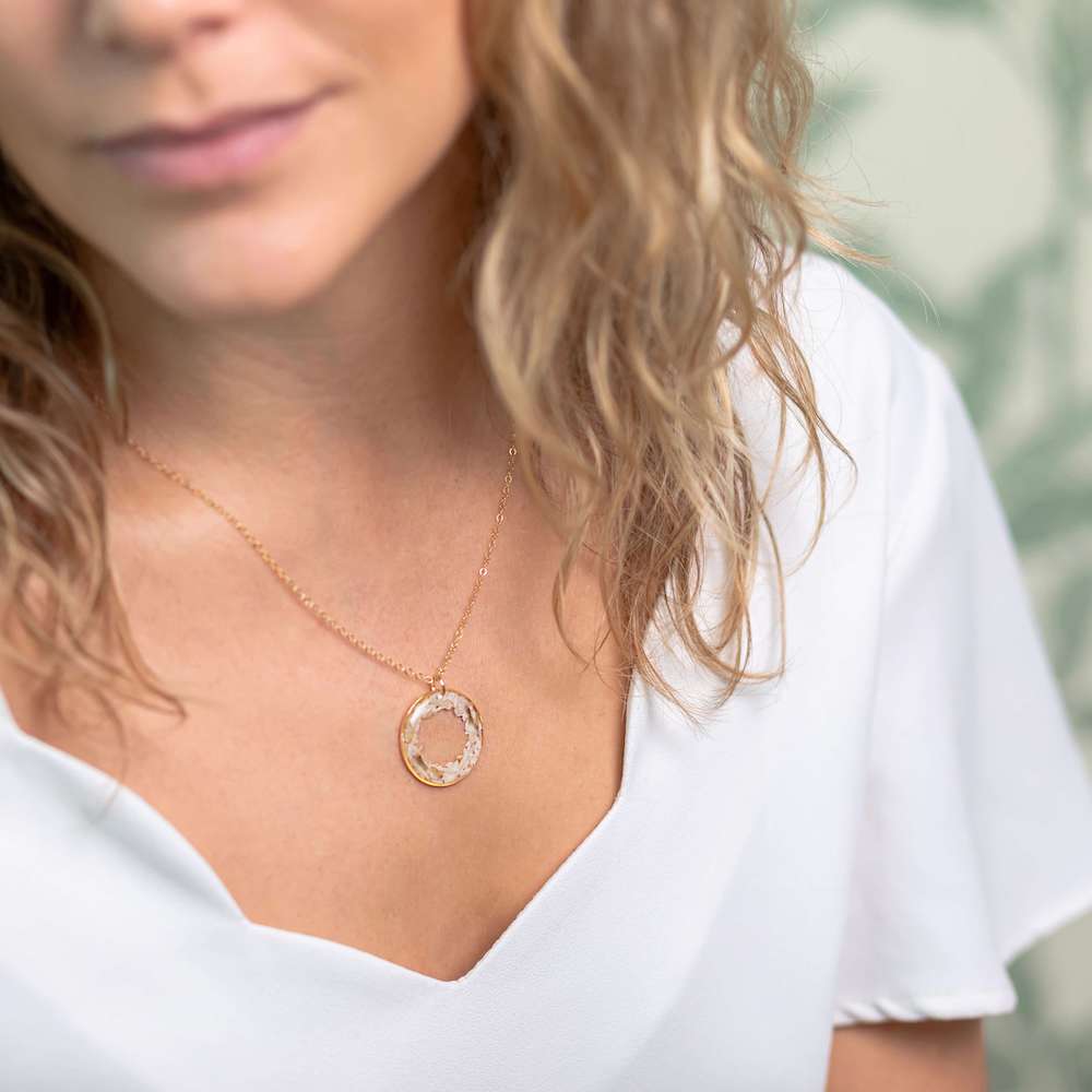 Flowrette Alba collier fleur séchée or fin 24 carats