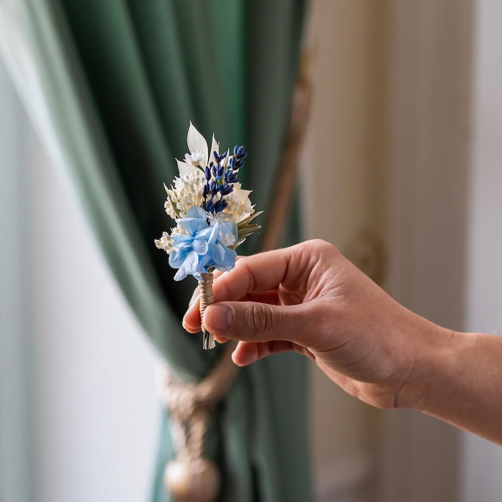 Flowrette Camille boutonnière fleurs séchées blanche