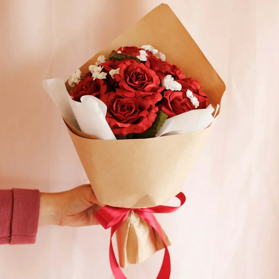 Flowrette Fleurs en papier Passion bouquet papier 5 roses rouges S
