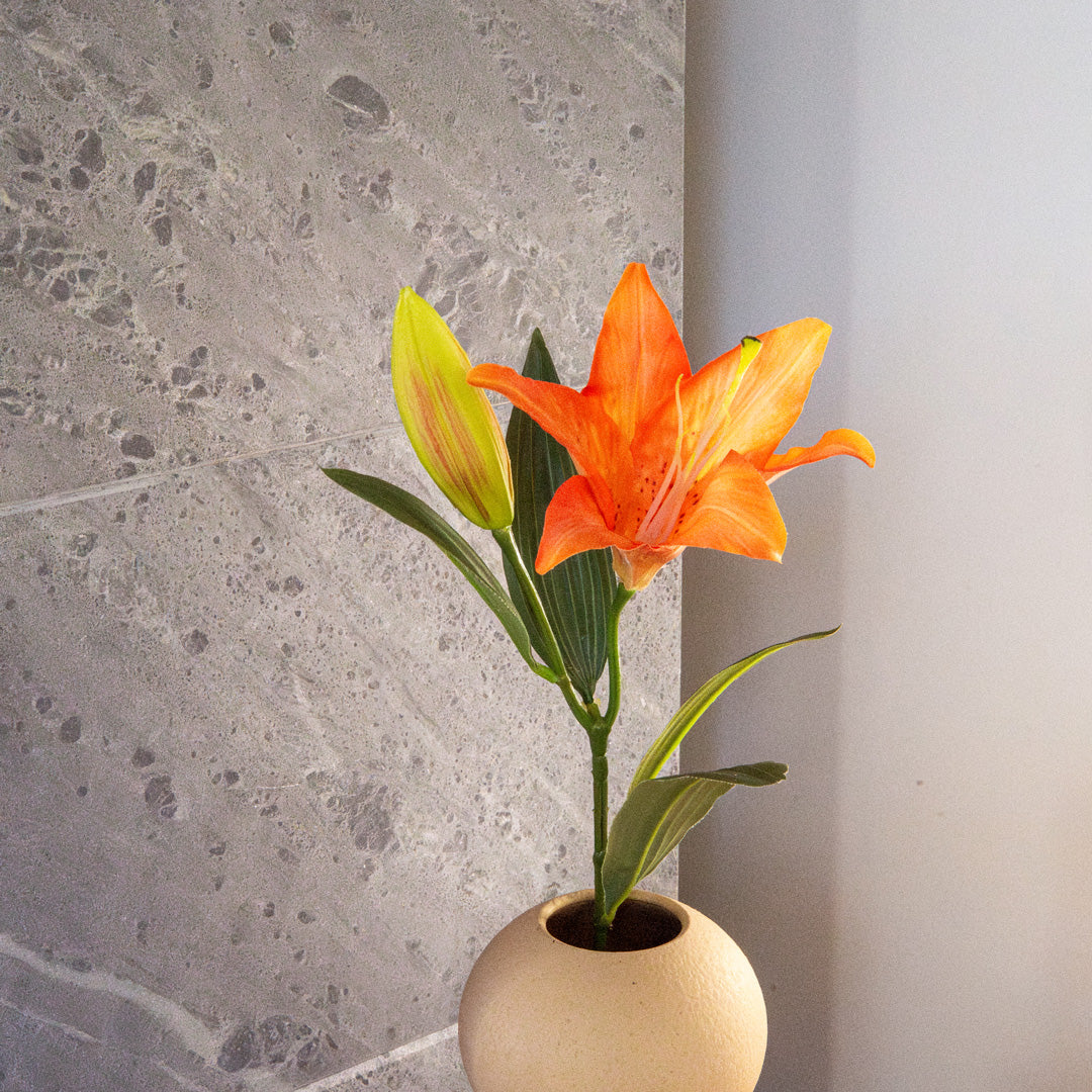 Flowrette Lys orange fleur artificielle tige x1 toucher naturel