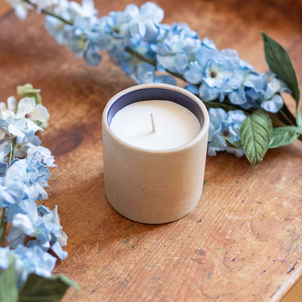 Flowrette Harmony bougie soja myosotis pot grès bleu