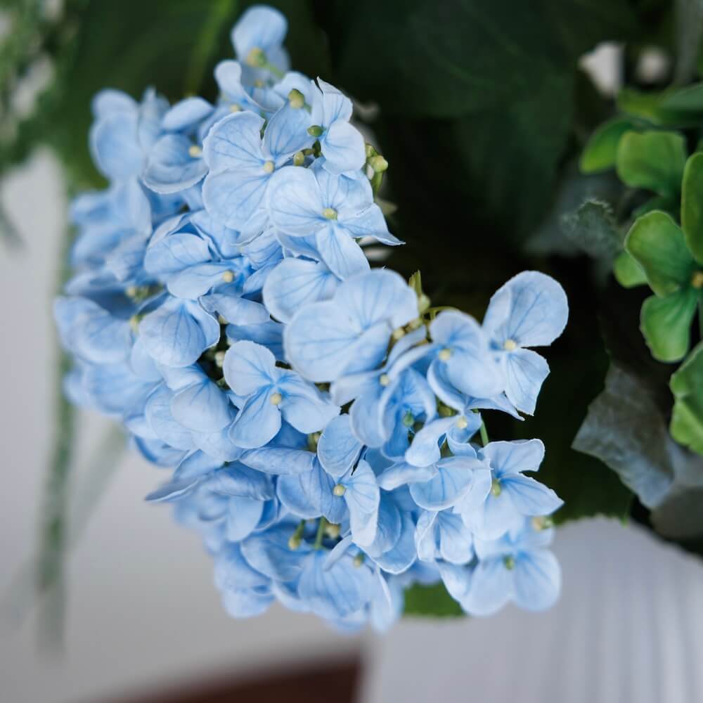 Flowrette Madeleine bouquet fleurs artificielles blanc bleu