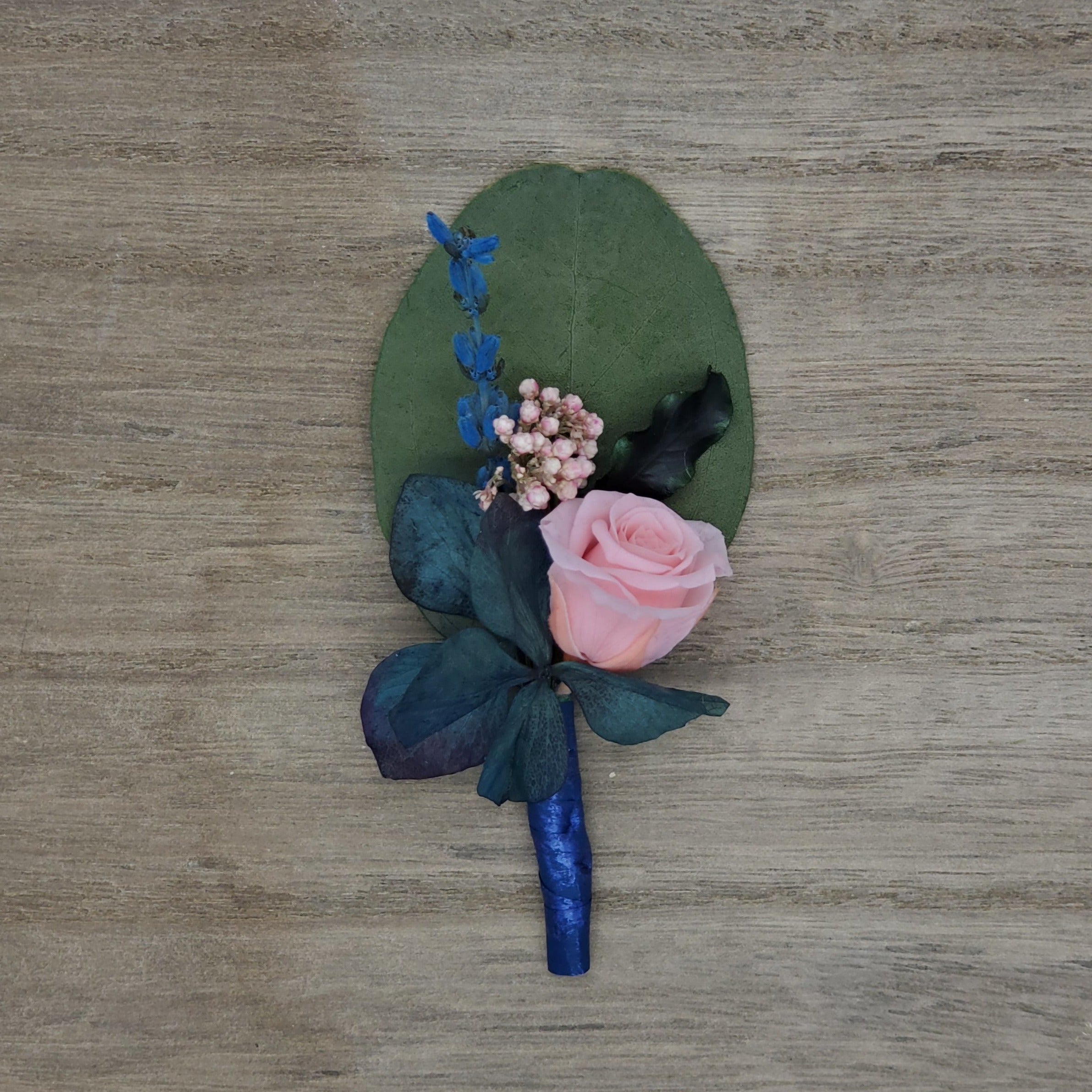 Ateliers Ouchamp Rue Ronsard boutonnière mariage stabilisée rose 10 cm