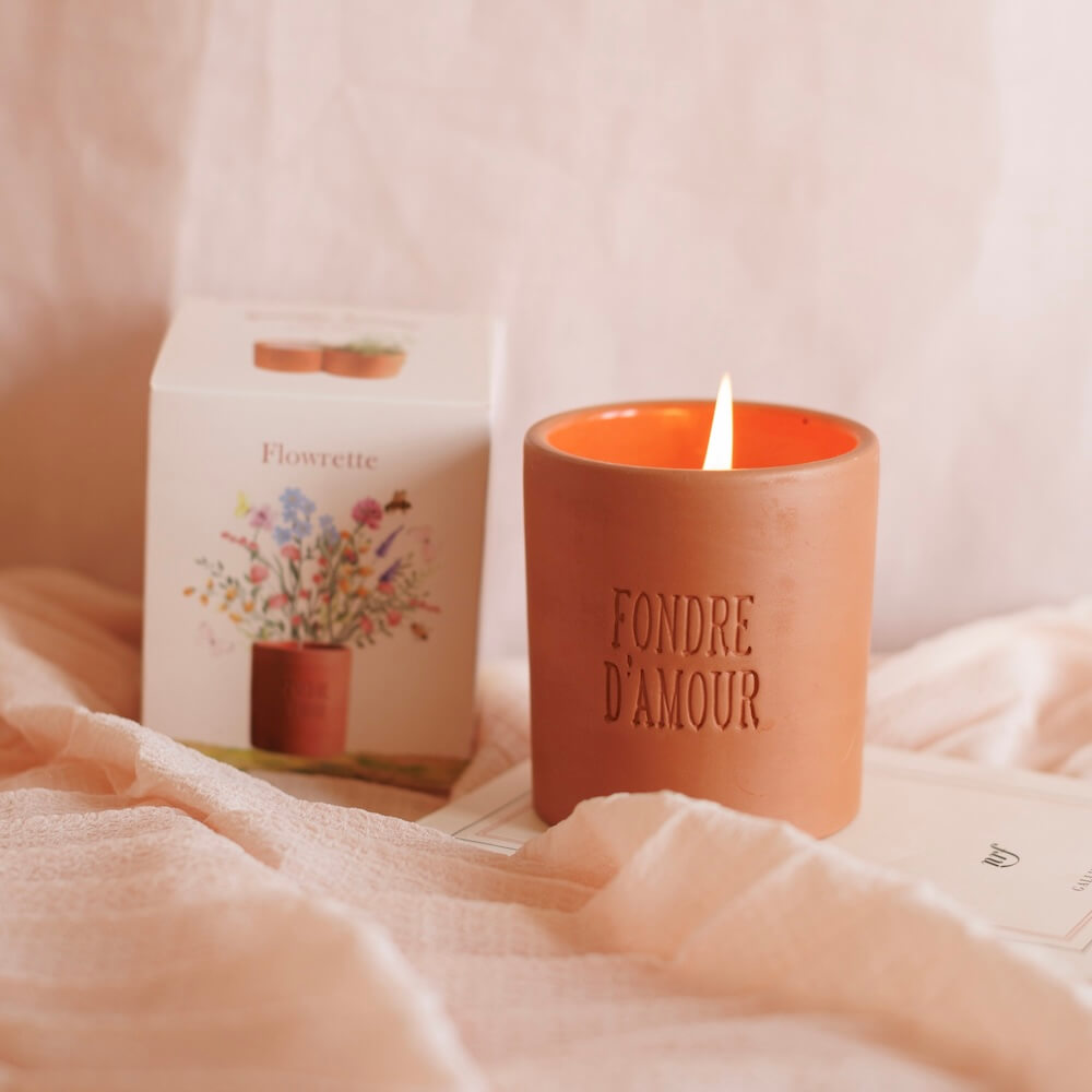 Flowrette Amour Terracotta bougie parfumée fleurs de lin