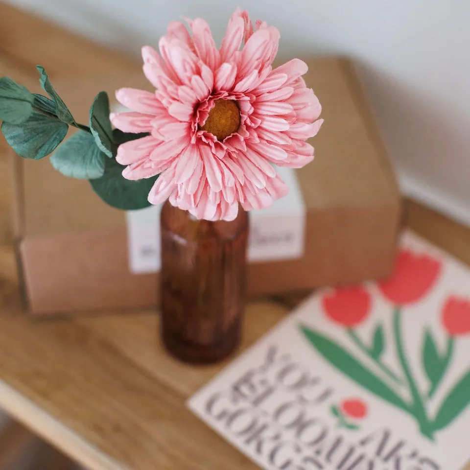 Flowrette Blooming Gorgeous Rose coffret gerbera vase