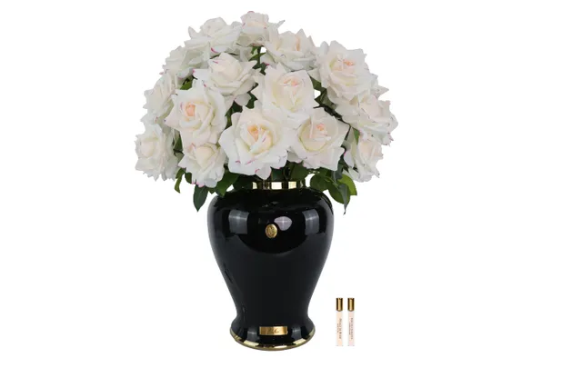 Côte Noire Imperial roses françaises blush vase noir piano
