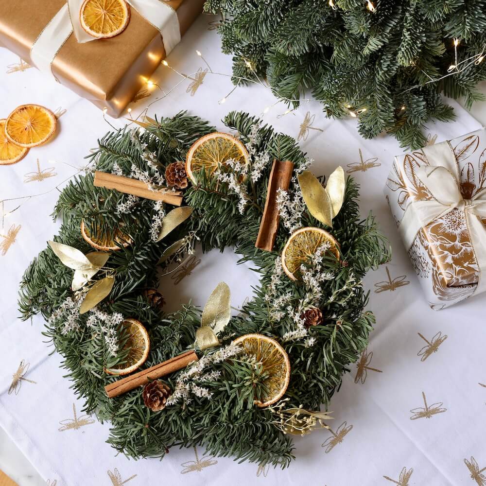 Flowrette Couronne de Noël sapin frais fleurs séchées cannelle