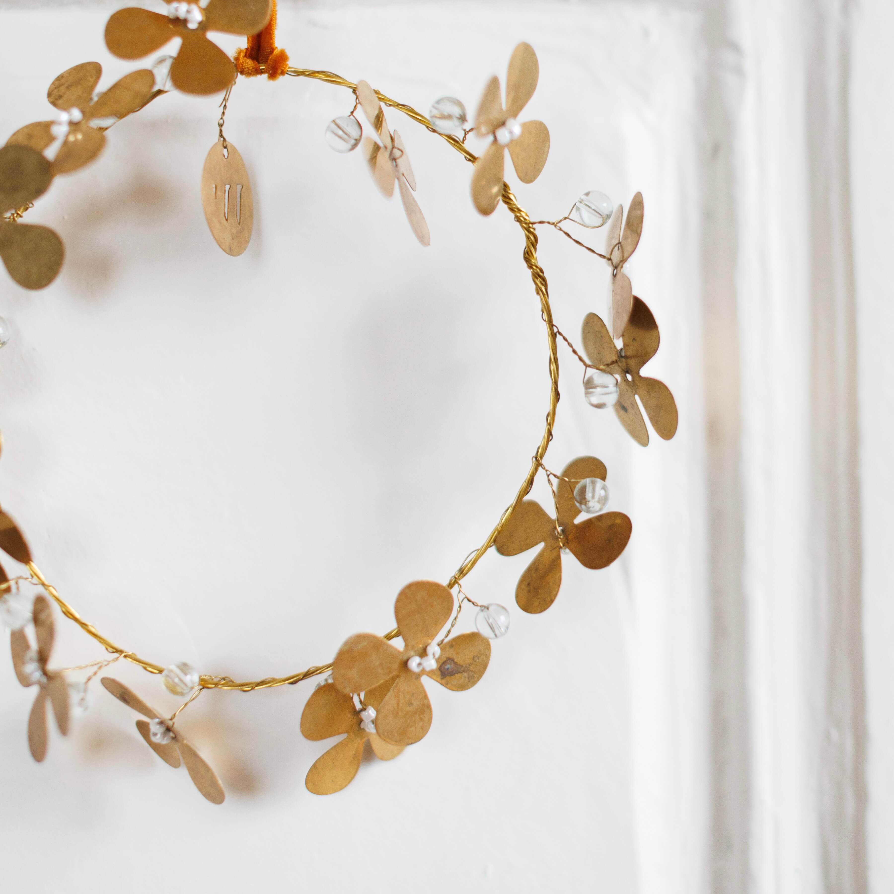 Flowrette Kalika Petite couronne décoration fleurs laiton doré
