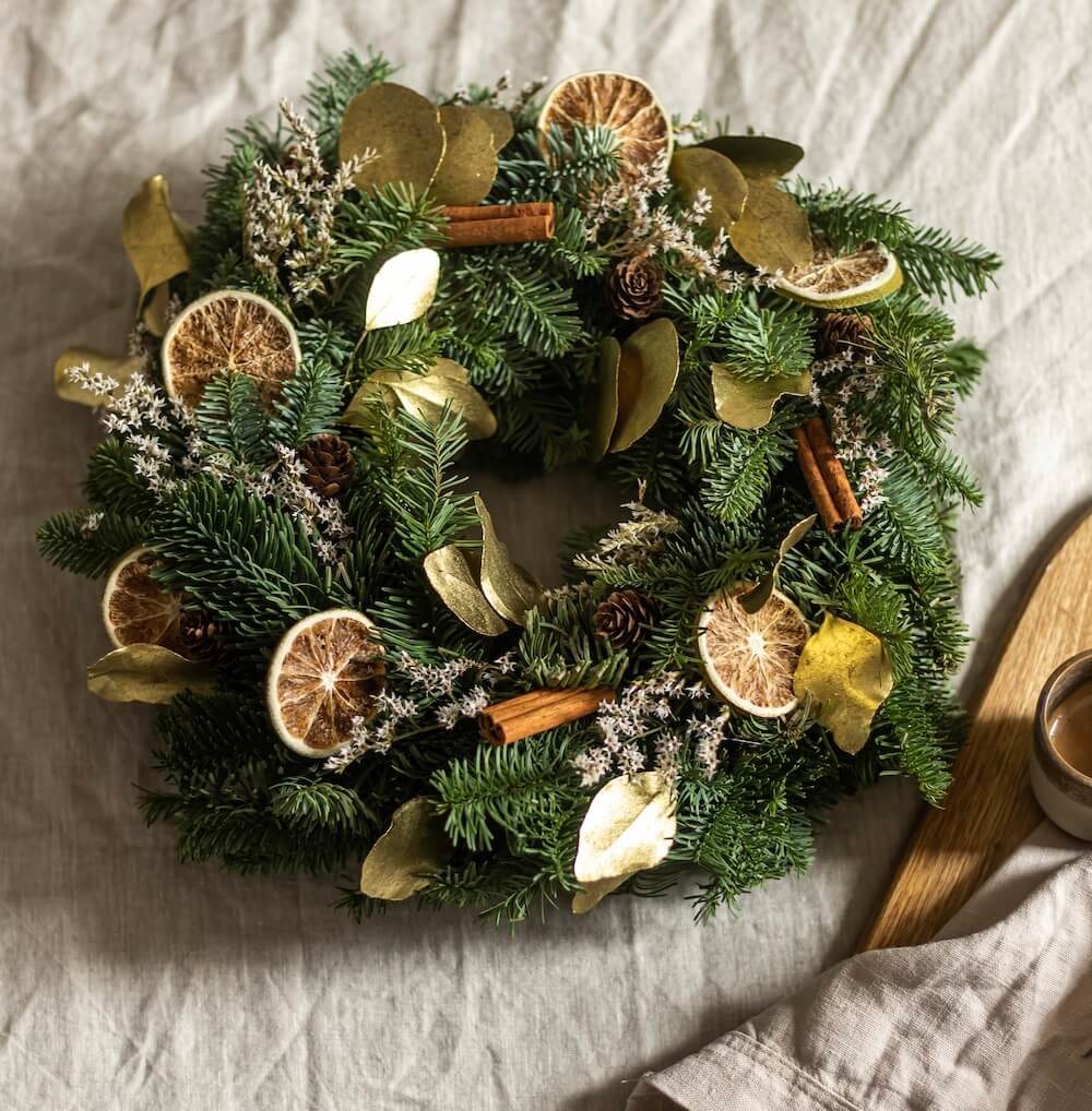 Flowrette Couronne de Noël sapin frais fleurs séchées cannelle