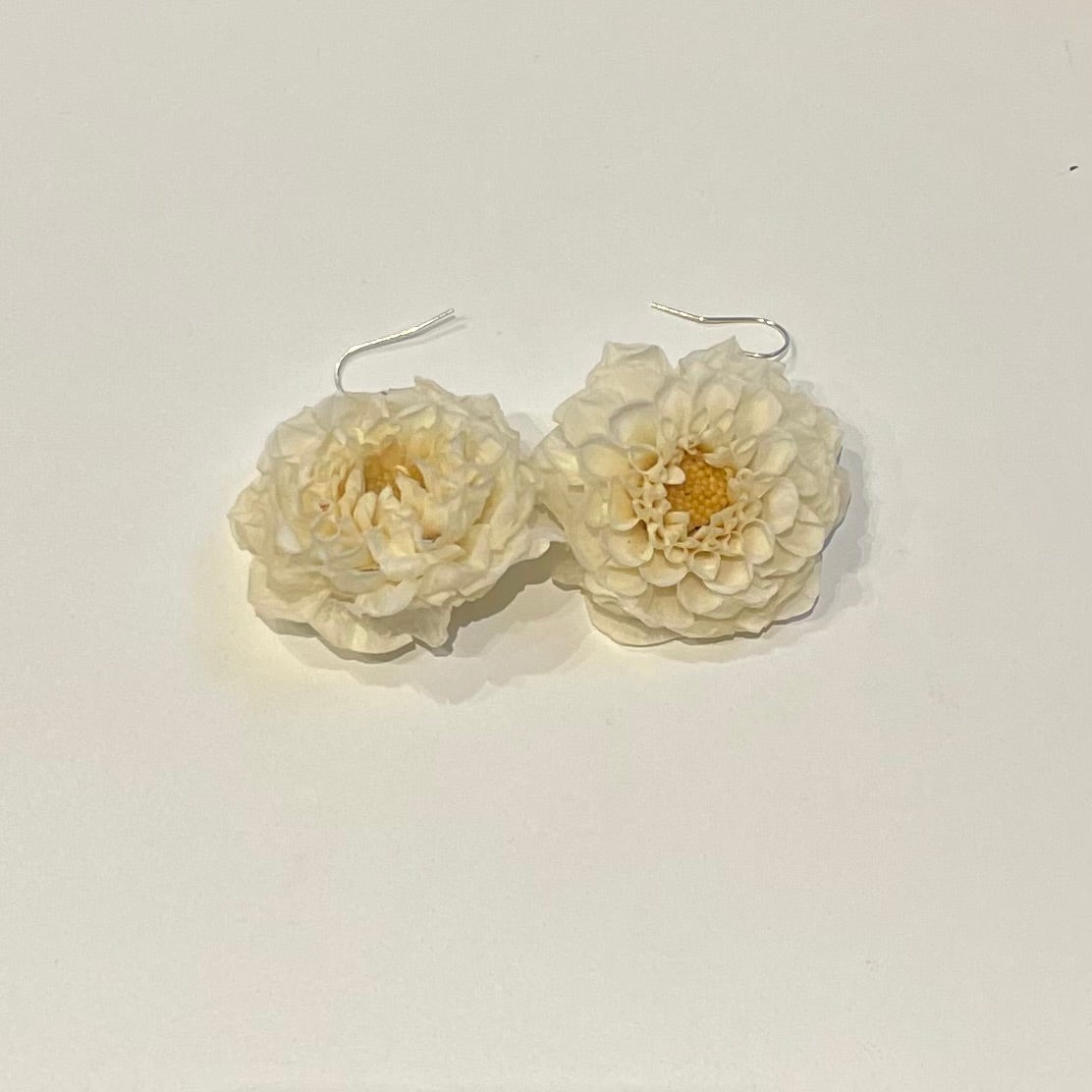 Ateliers Ouchamp Place de Breteuil boucles d’oreilles ivoire dahlia 5 cm