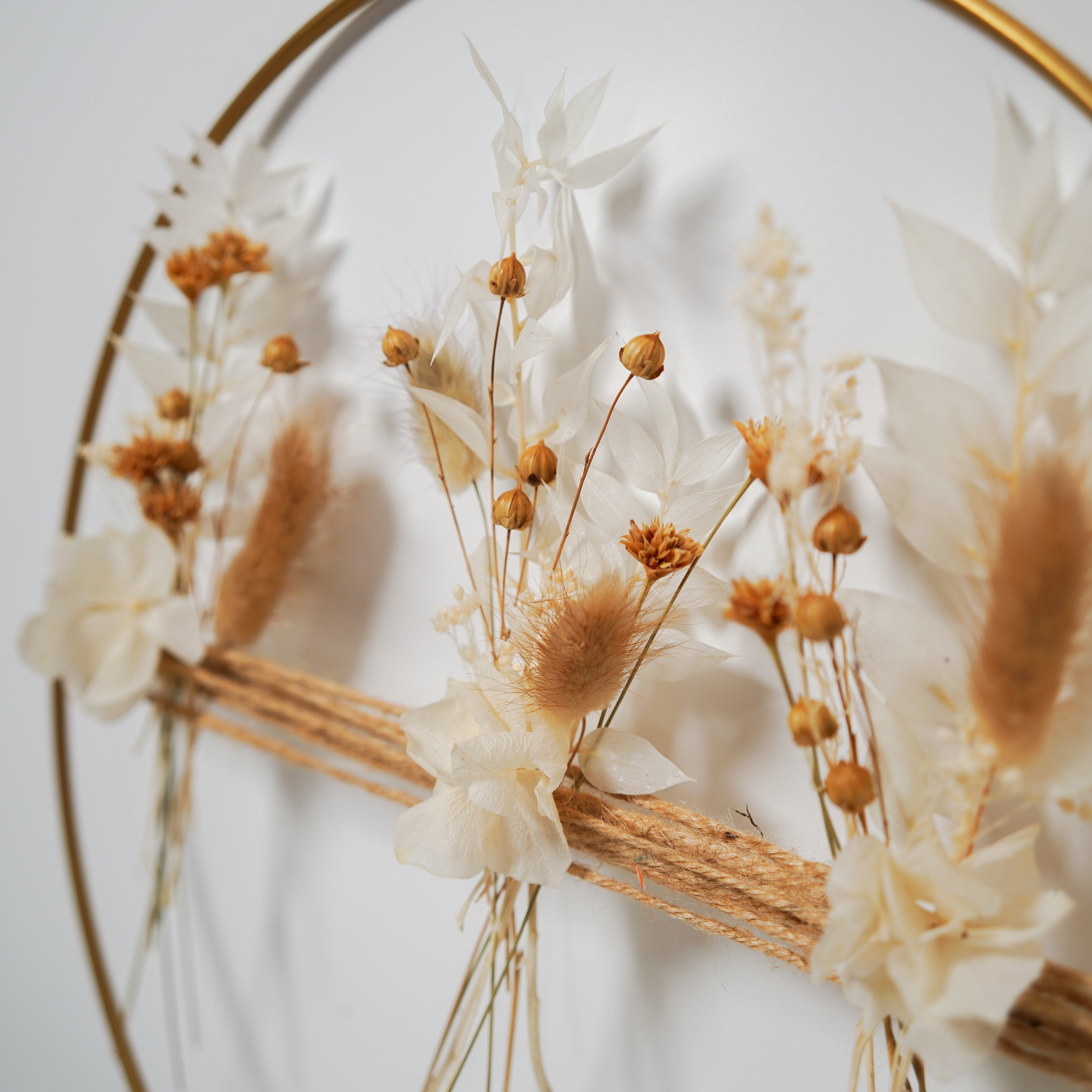 Flowrette Côme couronne murale fleurs séchées 30 cm crème