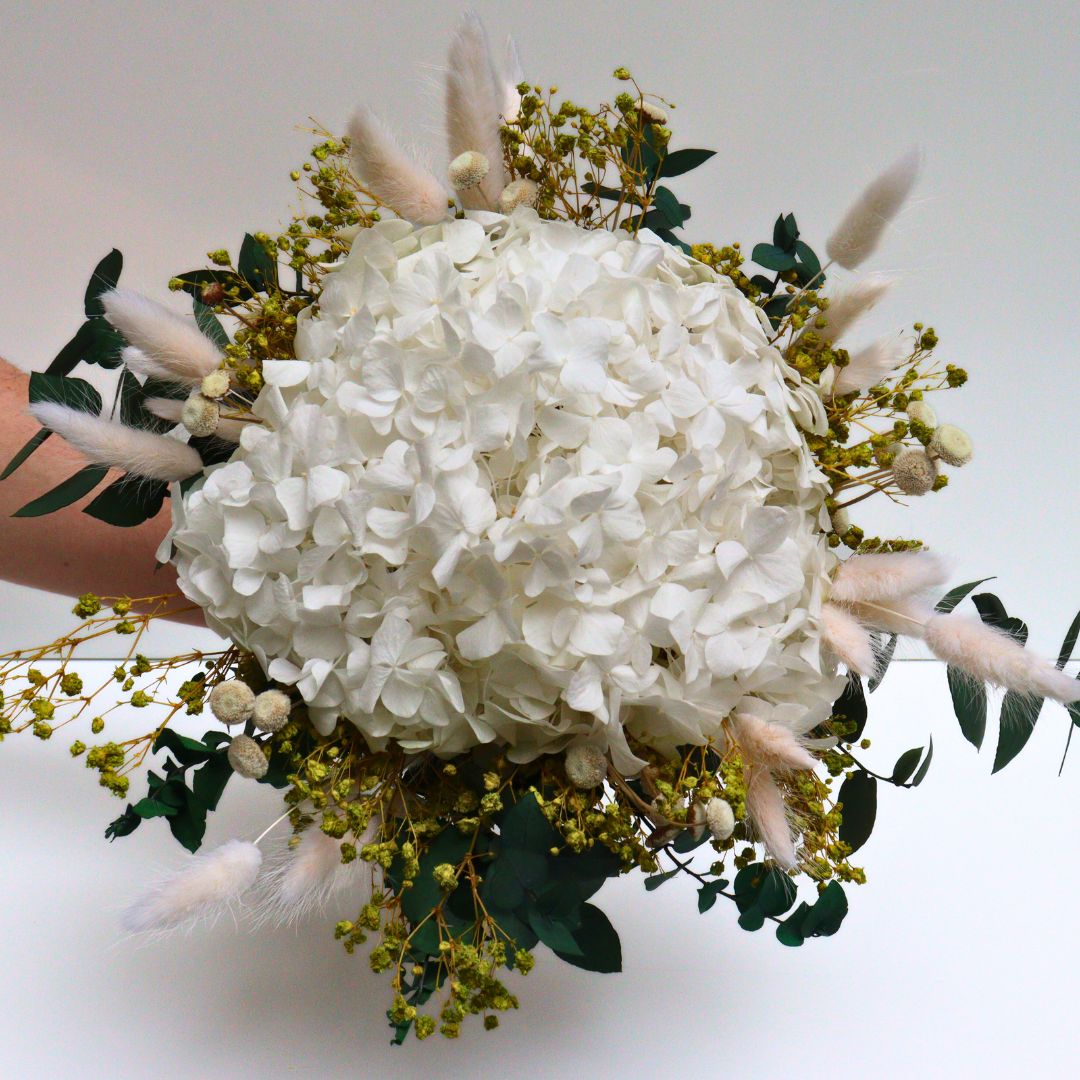 Ateliers Ouchamp Mariage Mur des Je t'aime bouquet mariée blanc