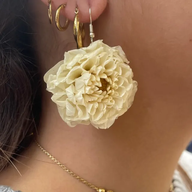 Ateliers Ouchamp Place de Breteuil boucles d’oreilles ivoire dahlia 5 cm