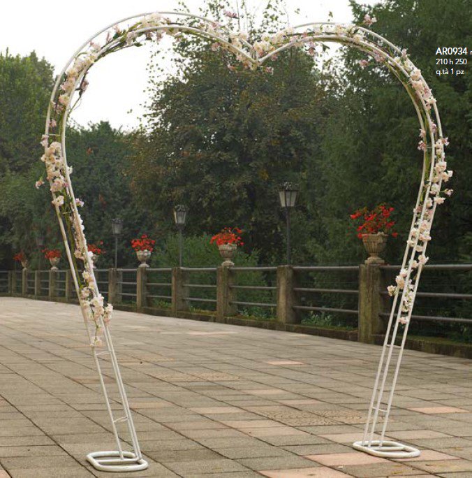 Feuillazur Rungis Arche Cœur structure blanche mariage