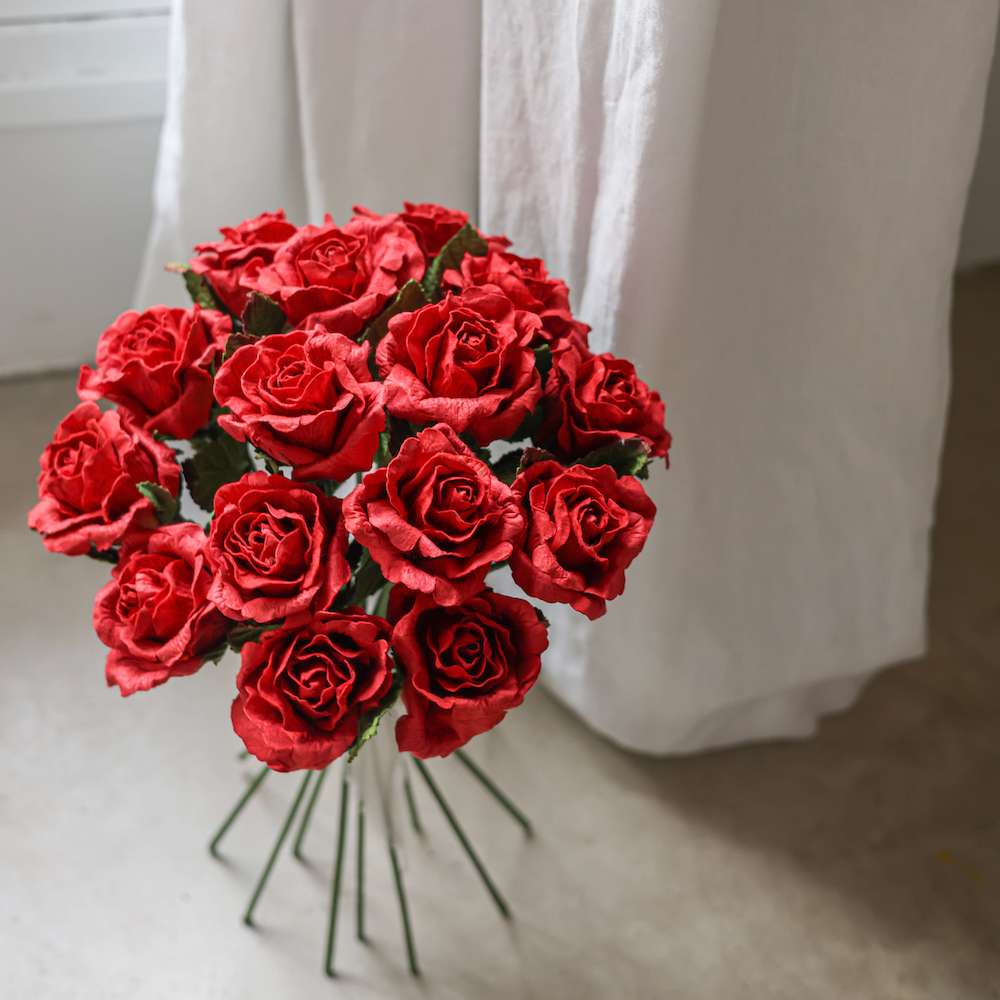 Flowrette Grand Amour bouquet papier roses rouges taille S