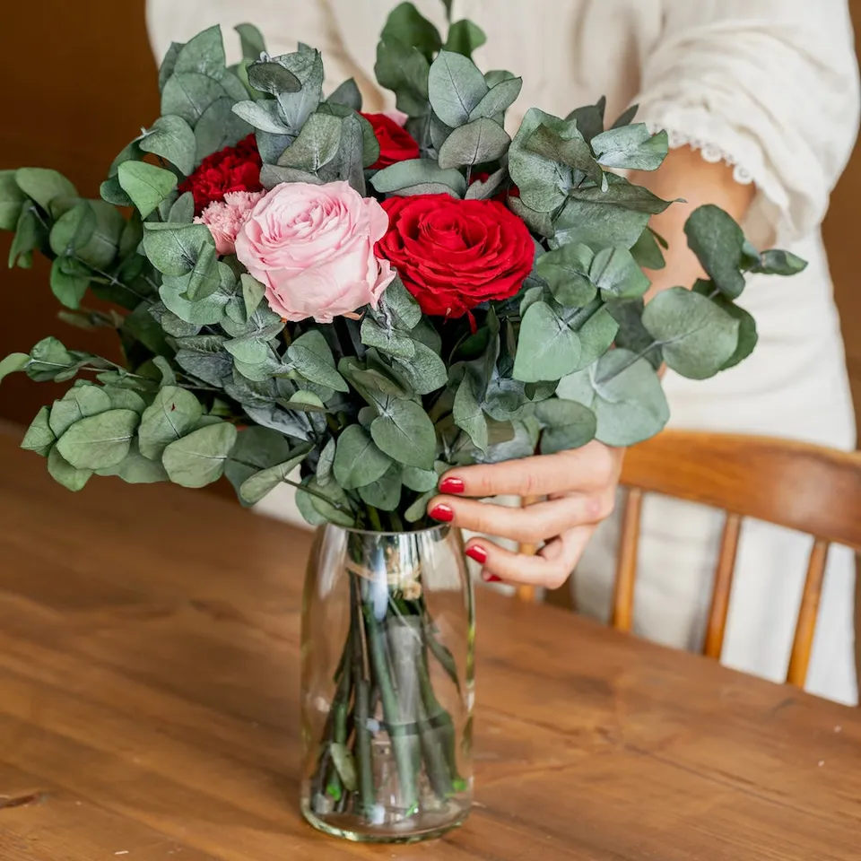 Flowrette Saint-Michel bouquet éternel roses et oeillets stabilisés