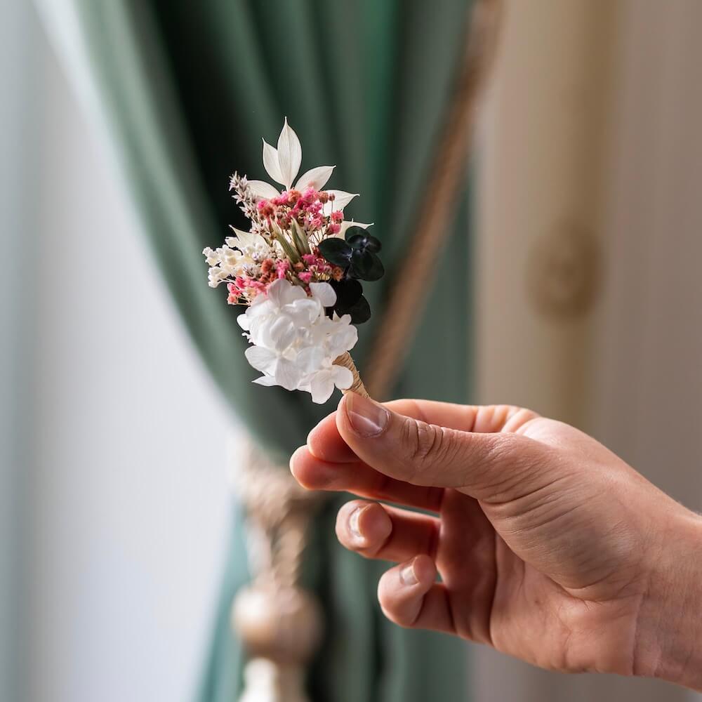Flowrette Bérénice boutonnière fleurs séchées blanches mariage