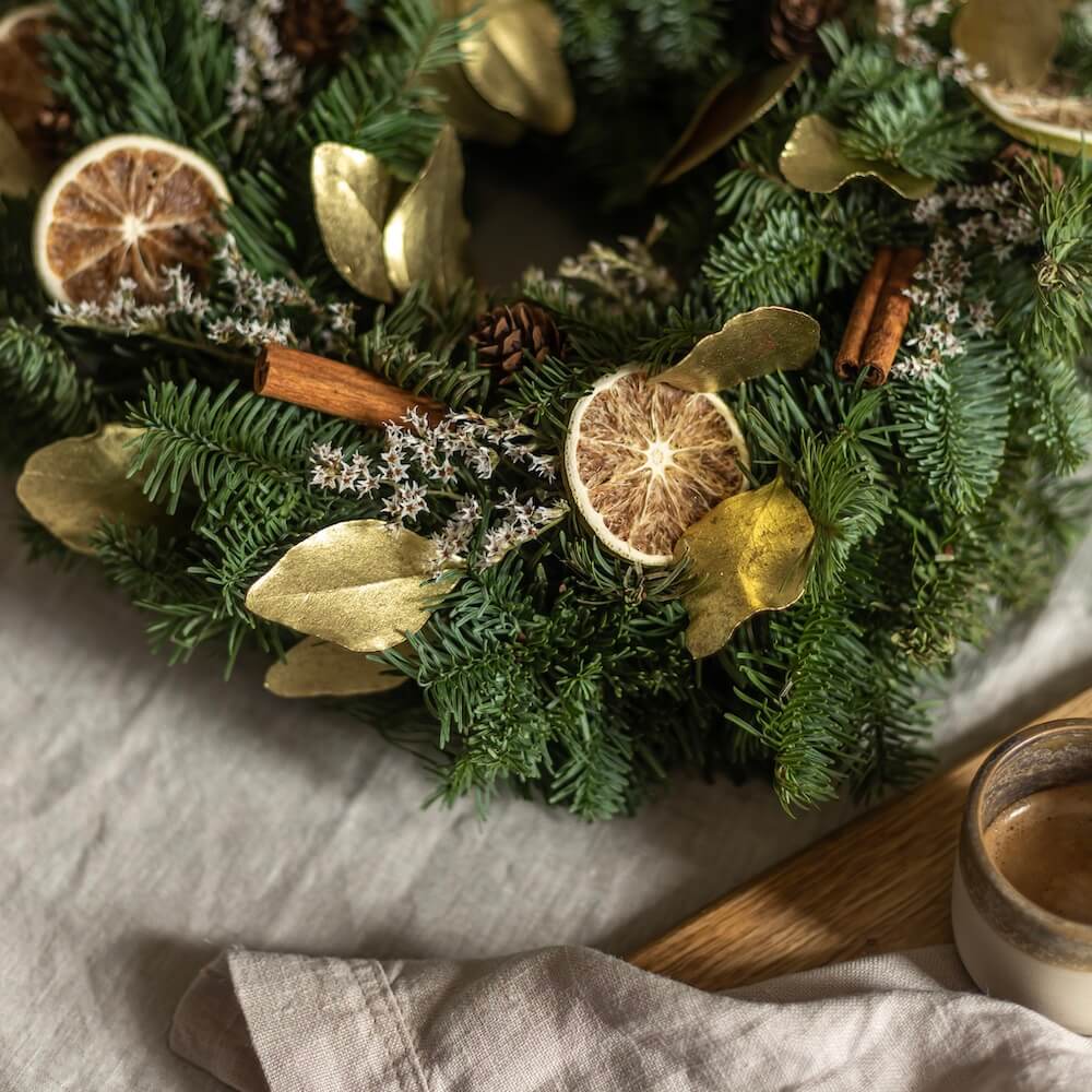 Flowrette Couronne de Noël sapin frais fleurs séchées cannelle