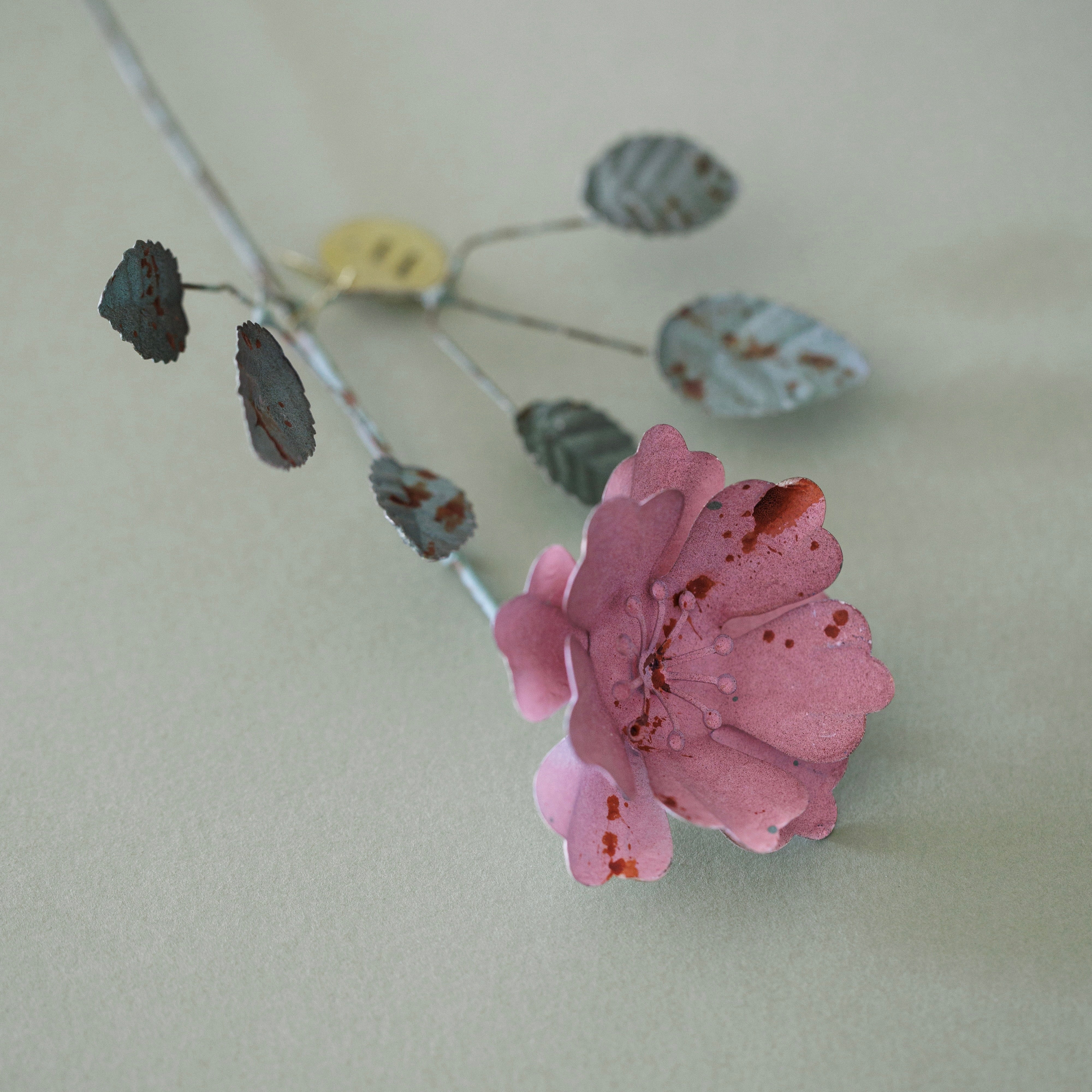 Flowrette Kalika fleur laiton rose patiné déco