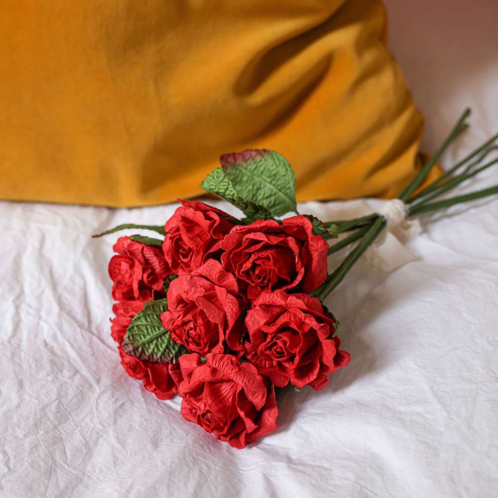 Flowrette Grand Amour bouquet papier roses rouges taille S