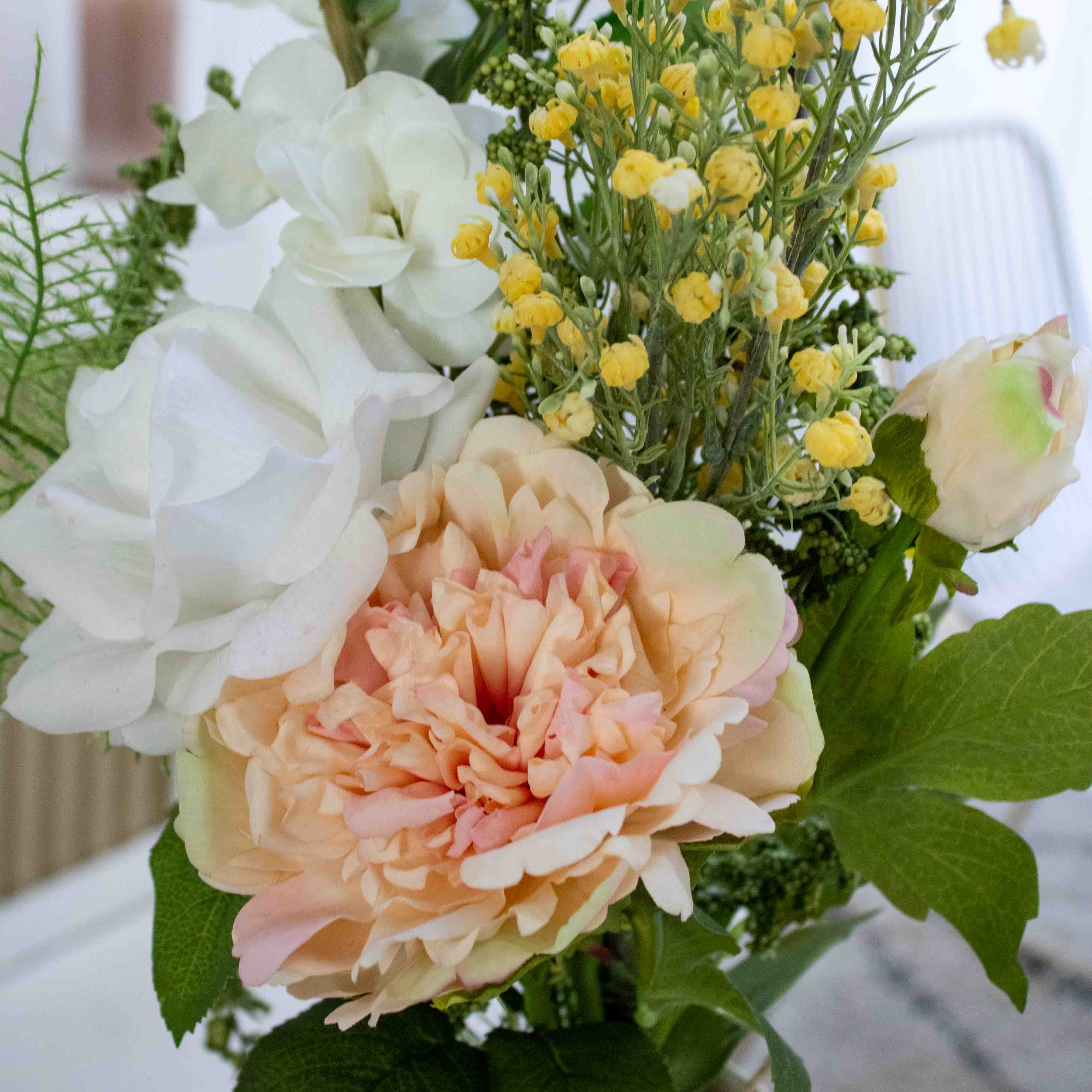 Flowrette Charlotte bouquet fleurs artificielles blanc pêche