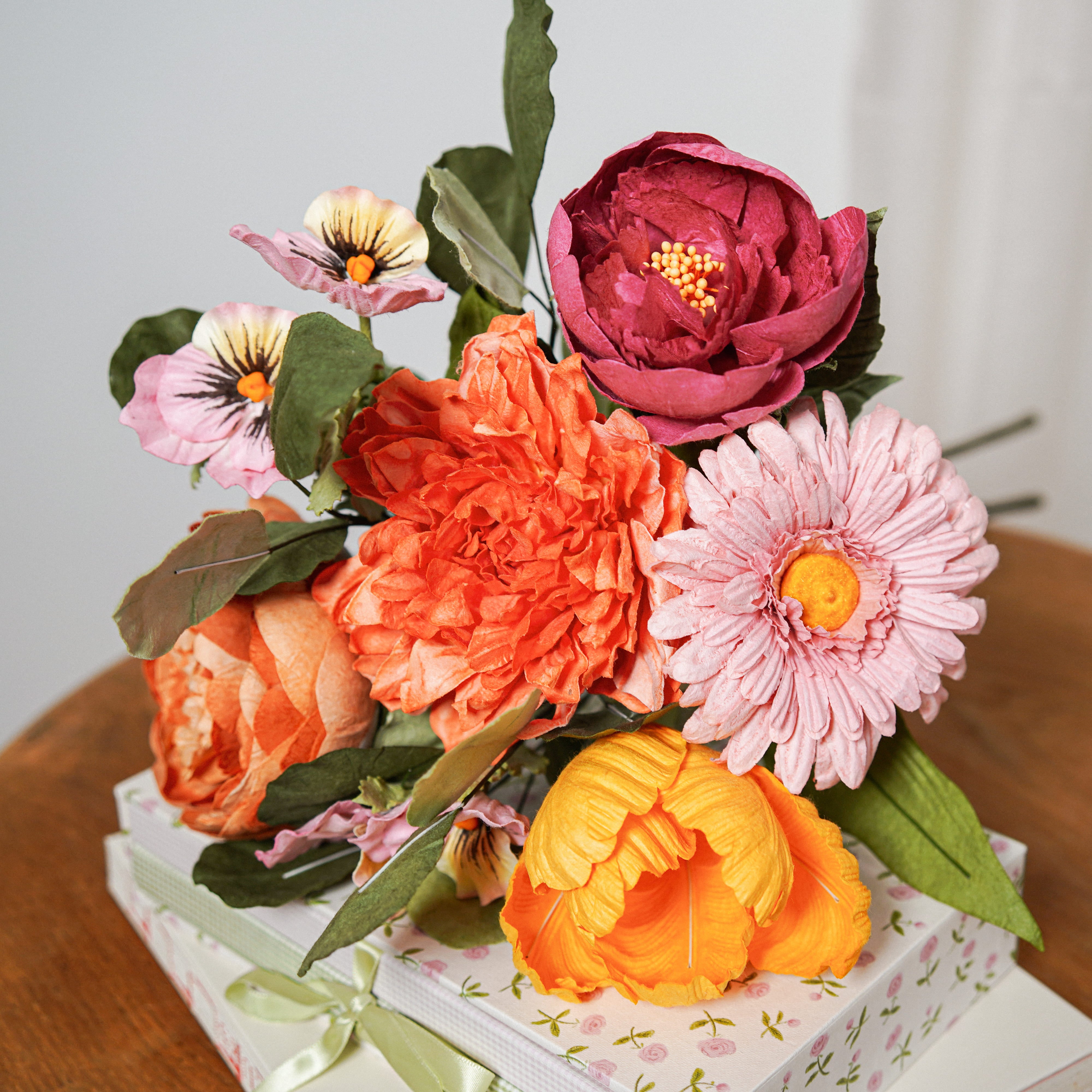 Flowrette Manet bouquet fleurs en papier rouge rose