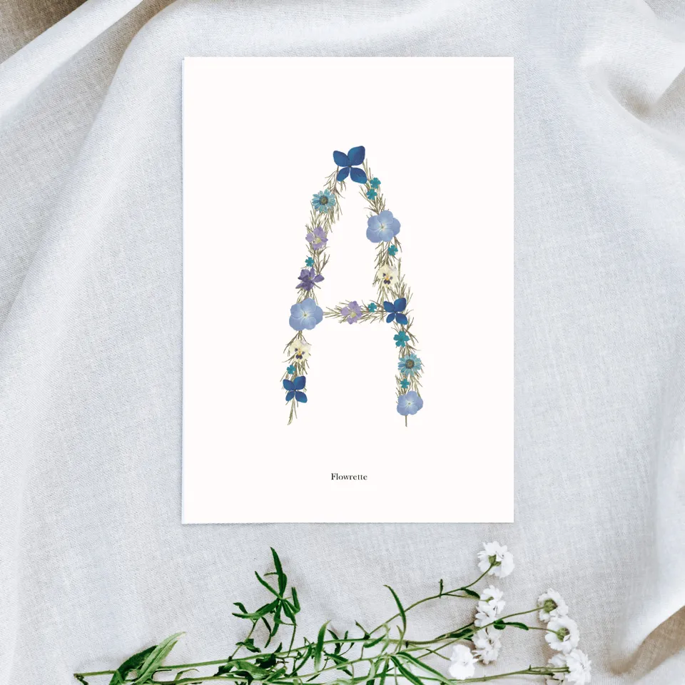 Flowrette Décoration affiche lettre bleue A5 herbier naissance