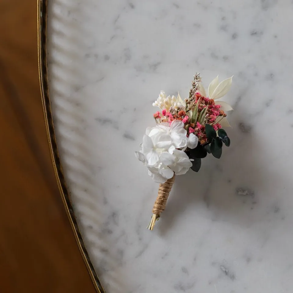 Flowrette Bérénice boutonnière fleurs séchées blanches mariage