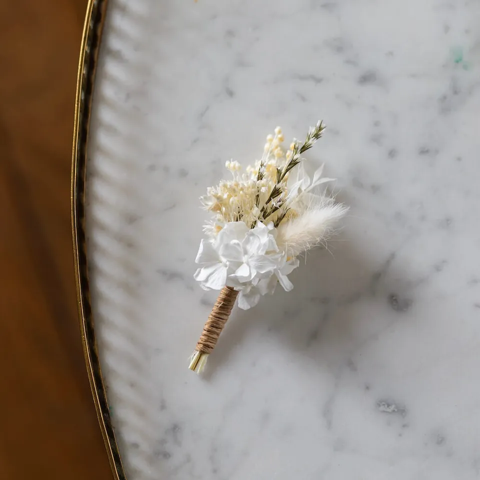 Flowrette Louise boutonnière fleurs séchées blanche mariage