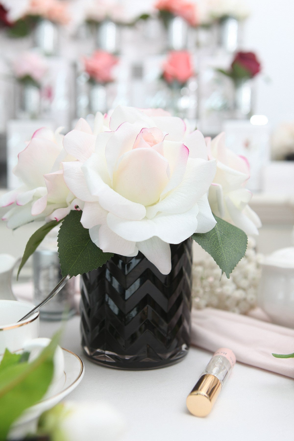 Côte Noire Herringbone HCF01 bouquet parfumé roses blush vase noir