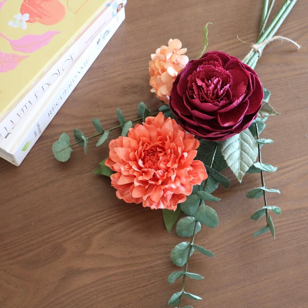 Flowrette Basquiat bouquet fleurs en papier bordeaux