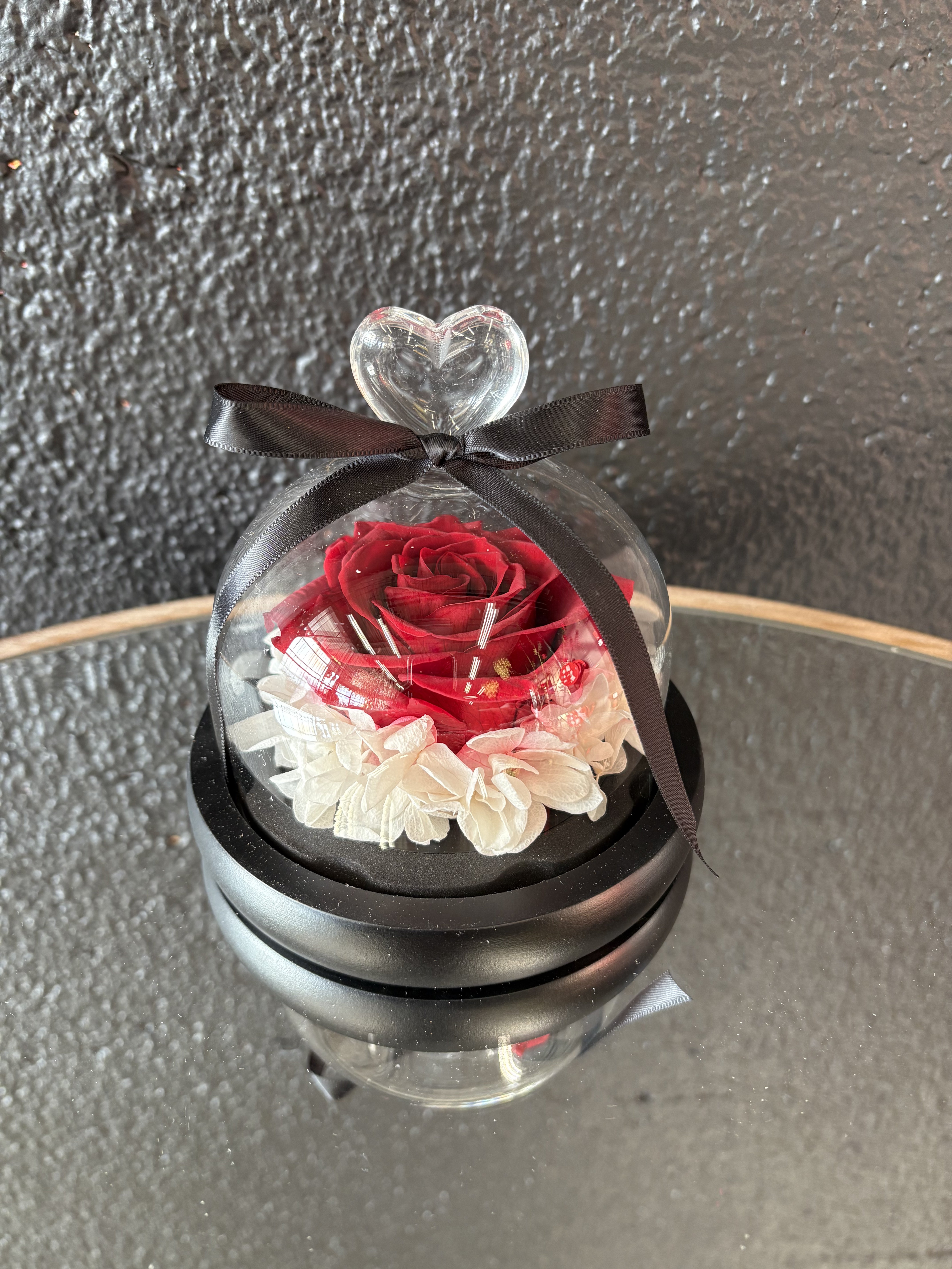 Feuillazur Rungis rose sur nid sous cloche fleur stabilisée rouge