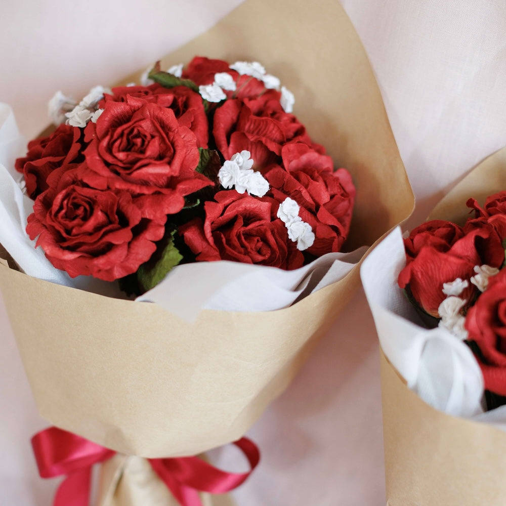 Flowrette Fleurs en papier Passion bouquet papier 5 roses rouges S