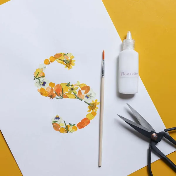 Flowrette Loisirs créatifs kit herbier DIY lettre jaune fleurs pressées