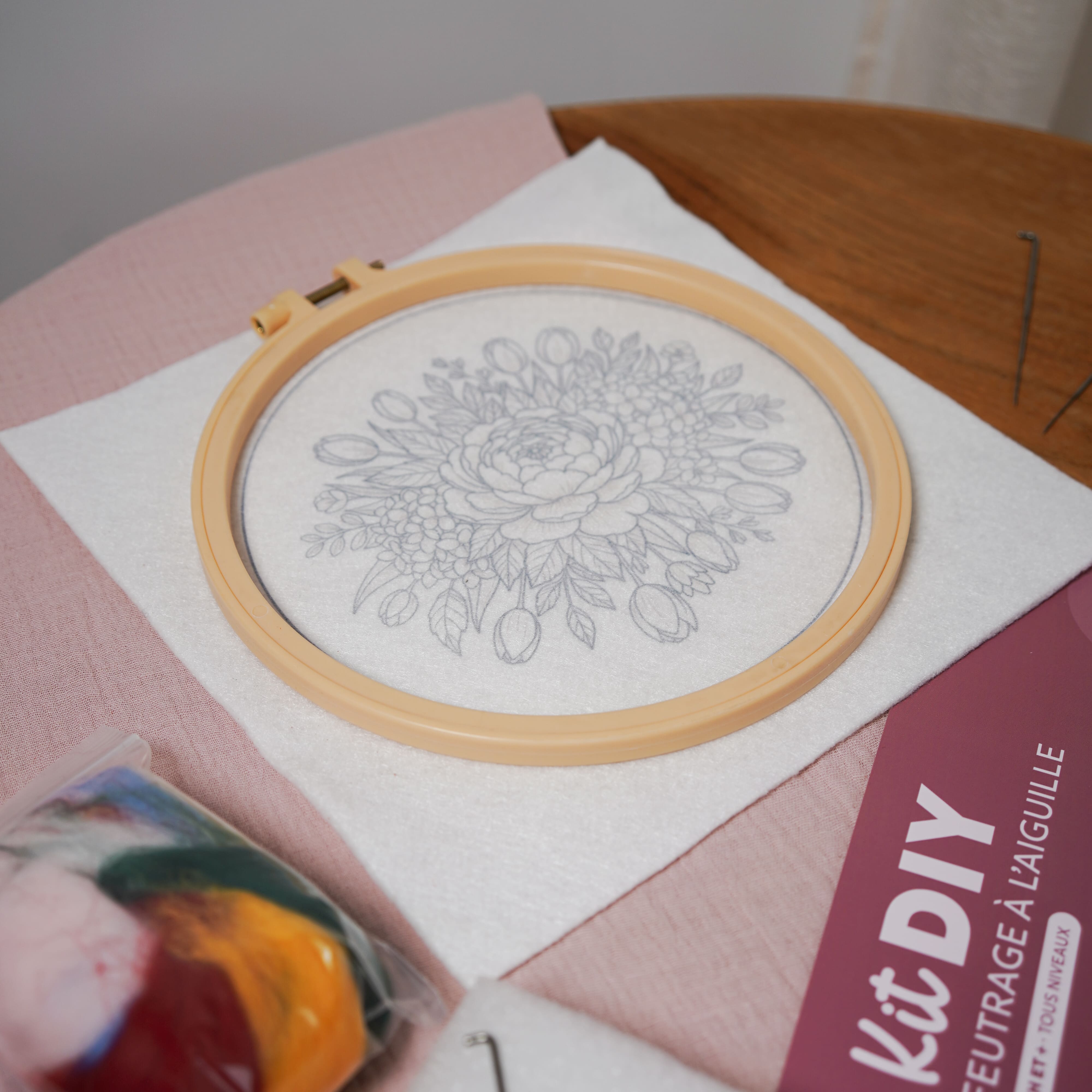 Flowrette Loisirs créatifs Kit feutrage Pivoine tableau laine 20cm