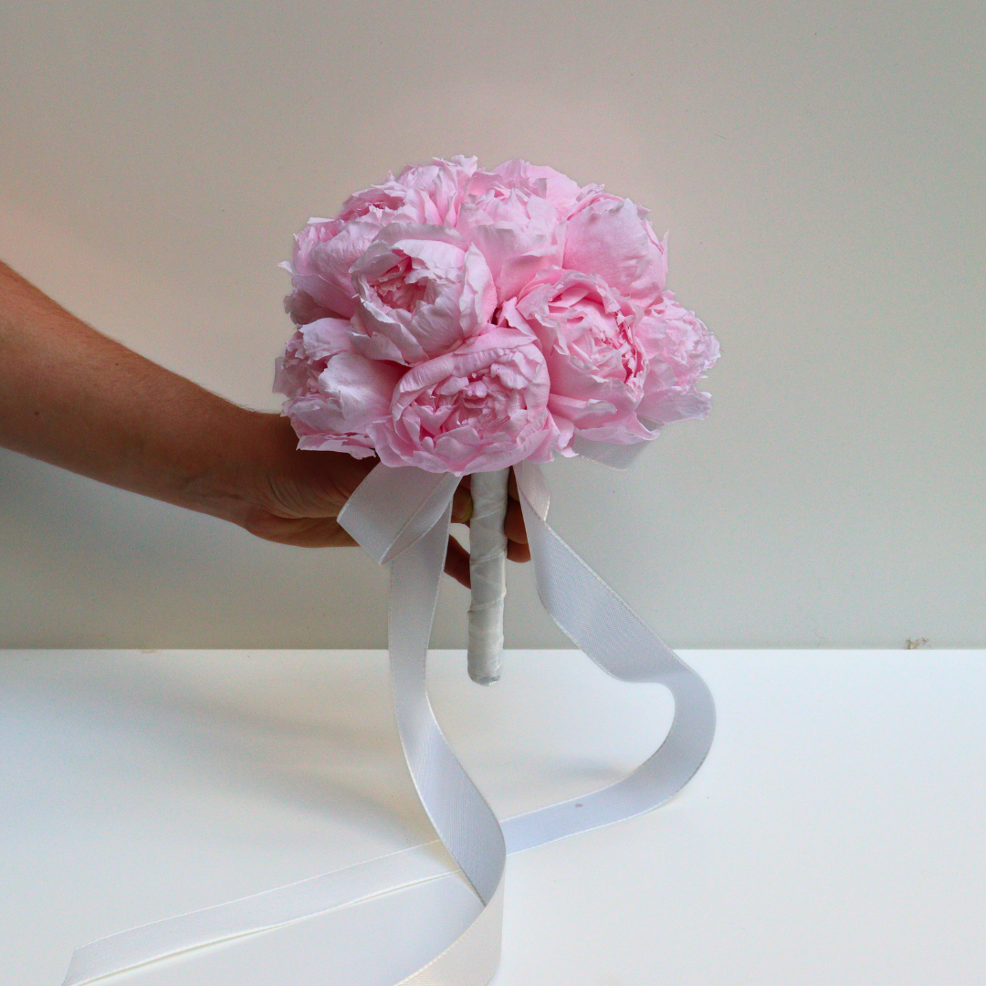 Ateliers Ouchamp Mariage Rue Lalo bouquet mariée blanc pivoines