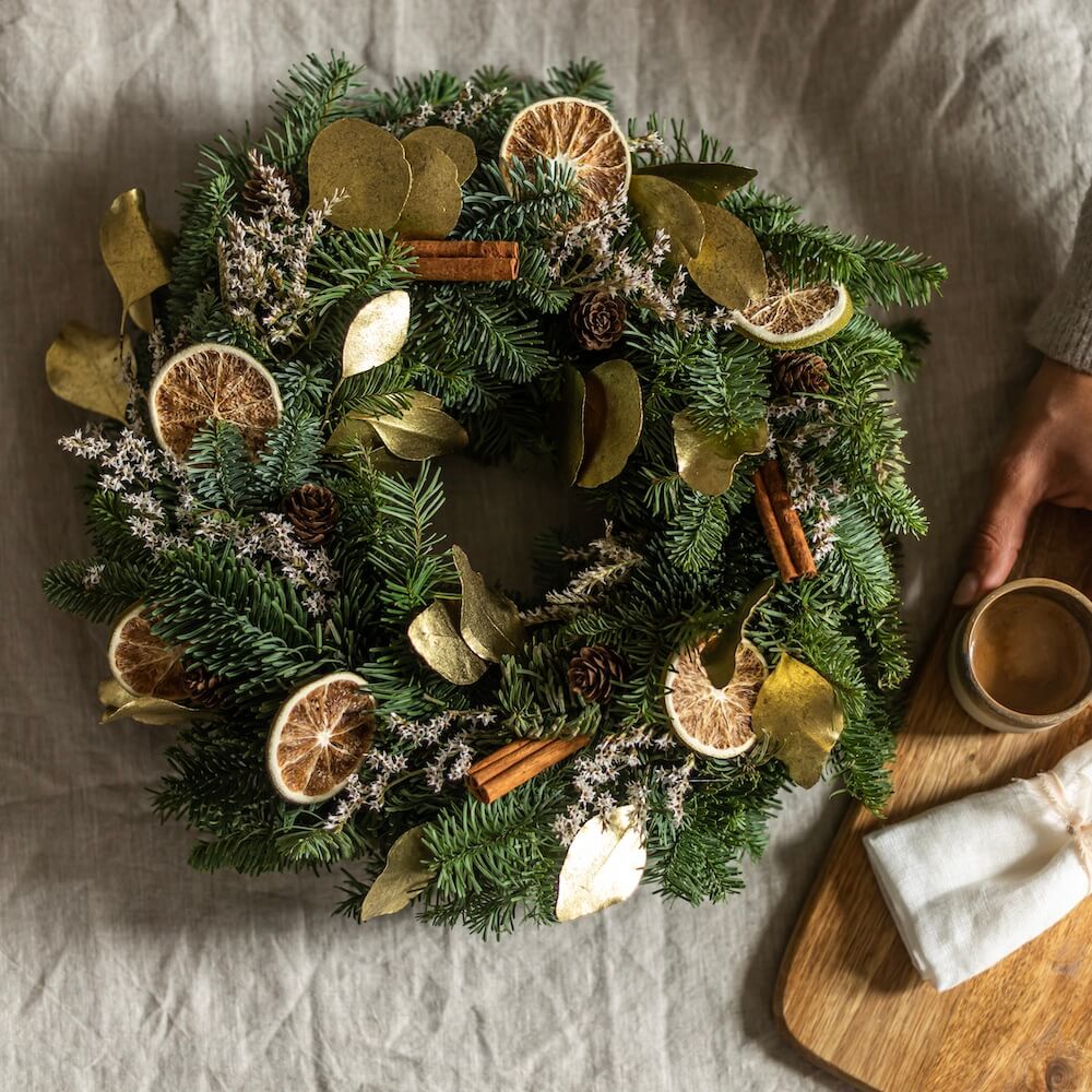 Flowrette Couronne de Noël sapin frais fleurs séchées cannelle