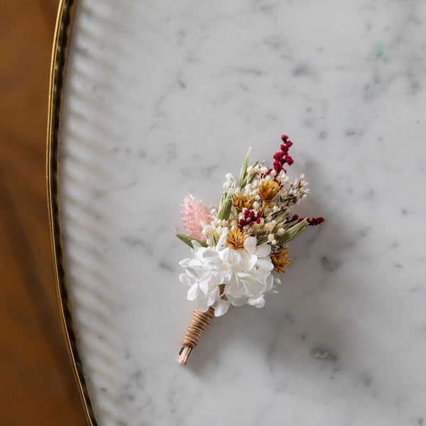 Flowrette Ombeline boutonnière marié fleurs blanches