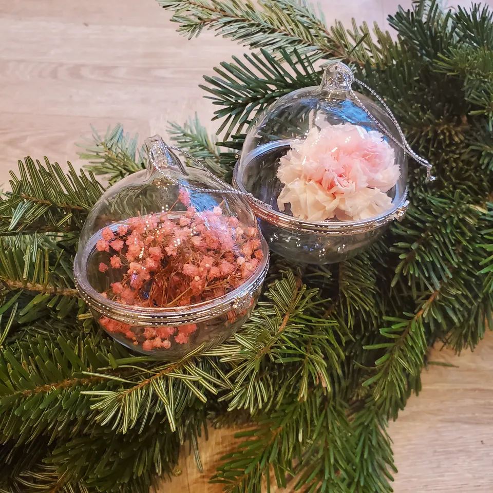 Ateliers Ouchamp Cadeaux Boules Noël Rose fleurs stabilisées lot 4