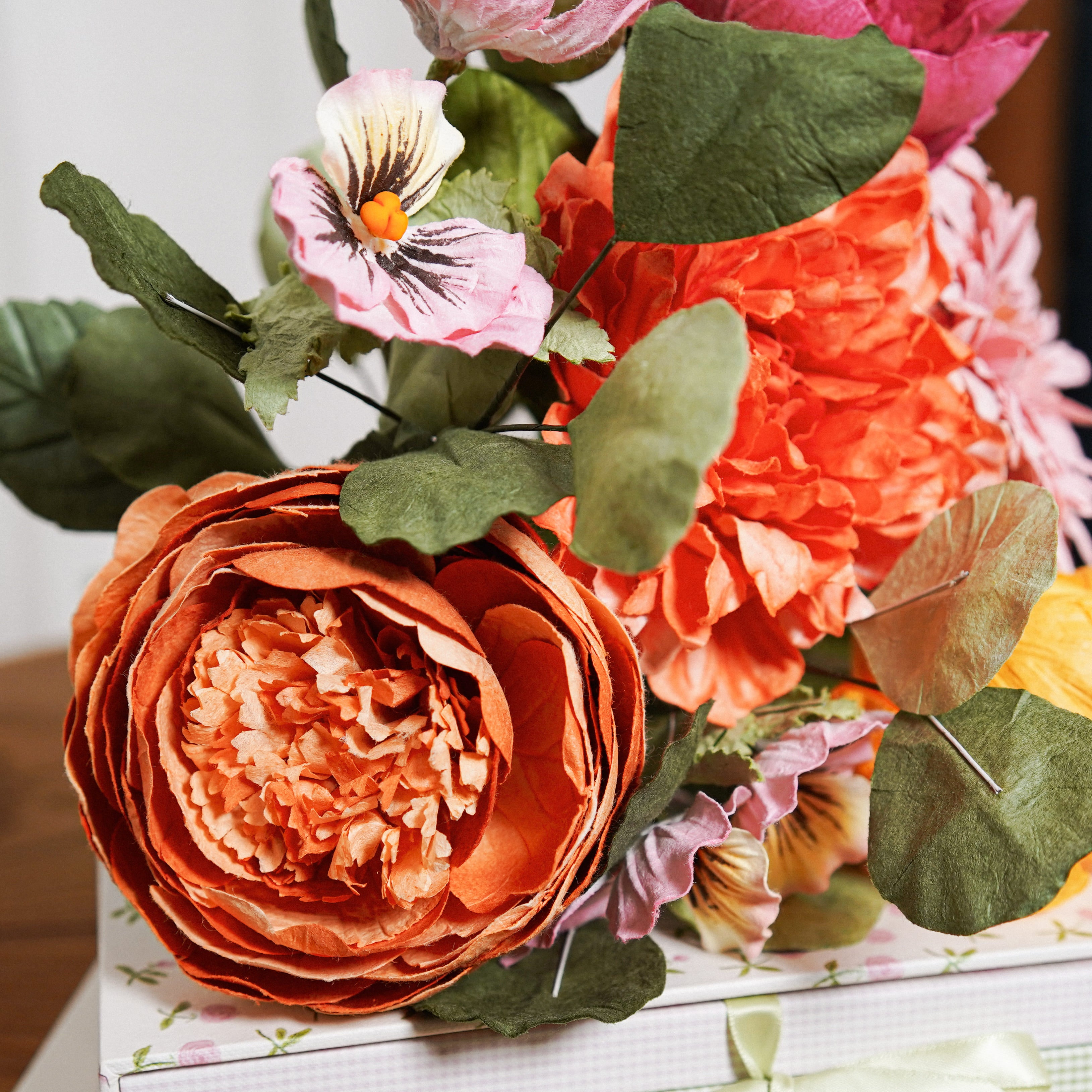 Flowrette Manet bouquet fleurs en papier rouge rose