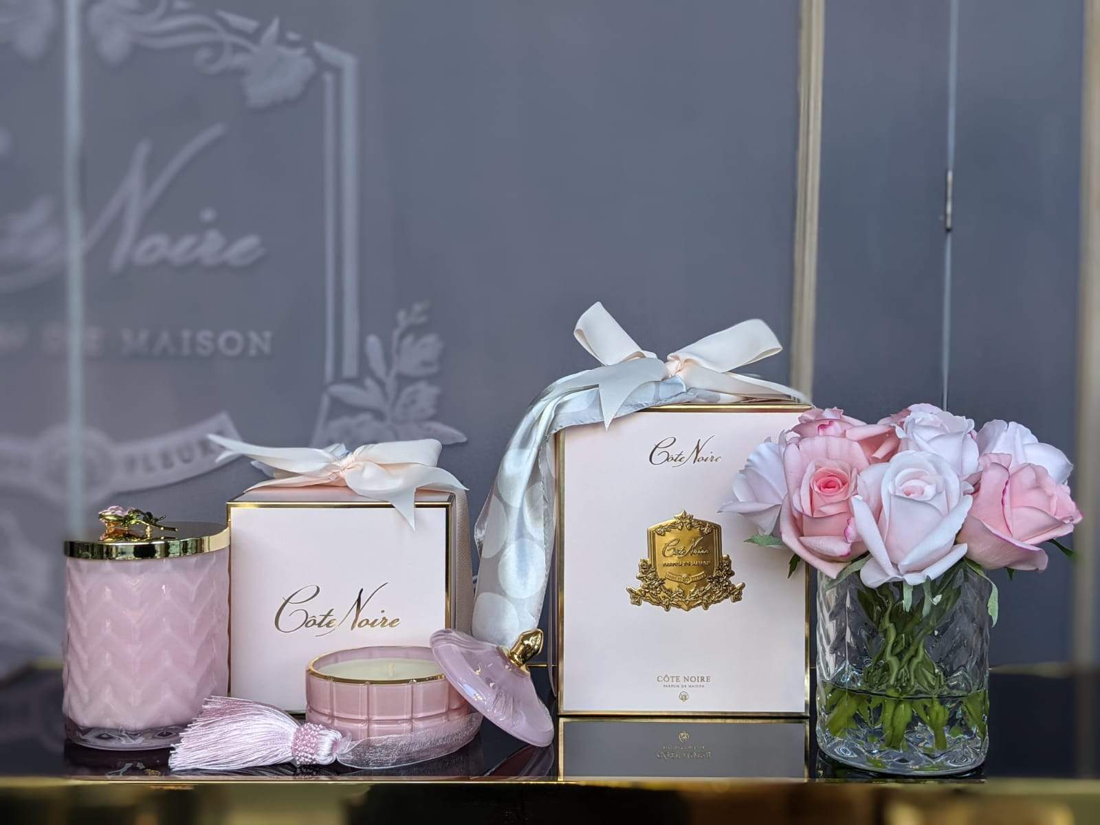 Côte Noire Herringbone HCF09 roses mixtes vase transparent