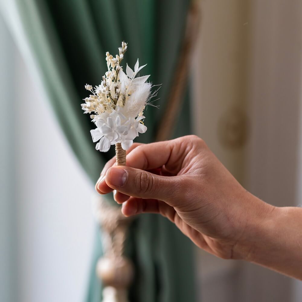 Flowrette Louise boutonnière fleurs séchées blanche mariage