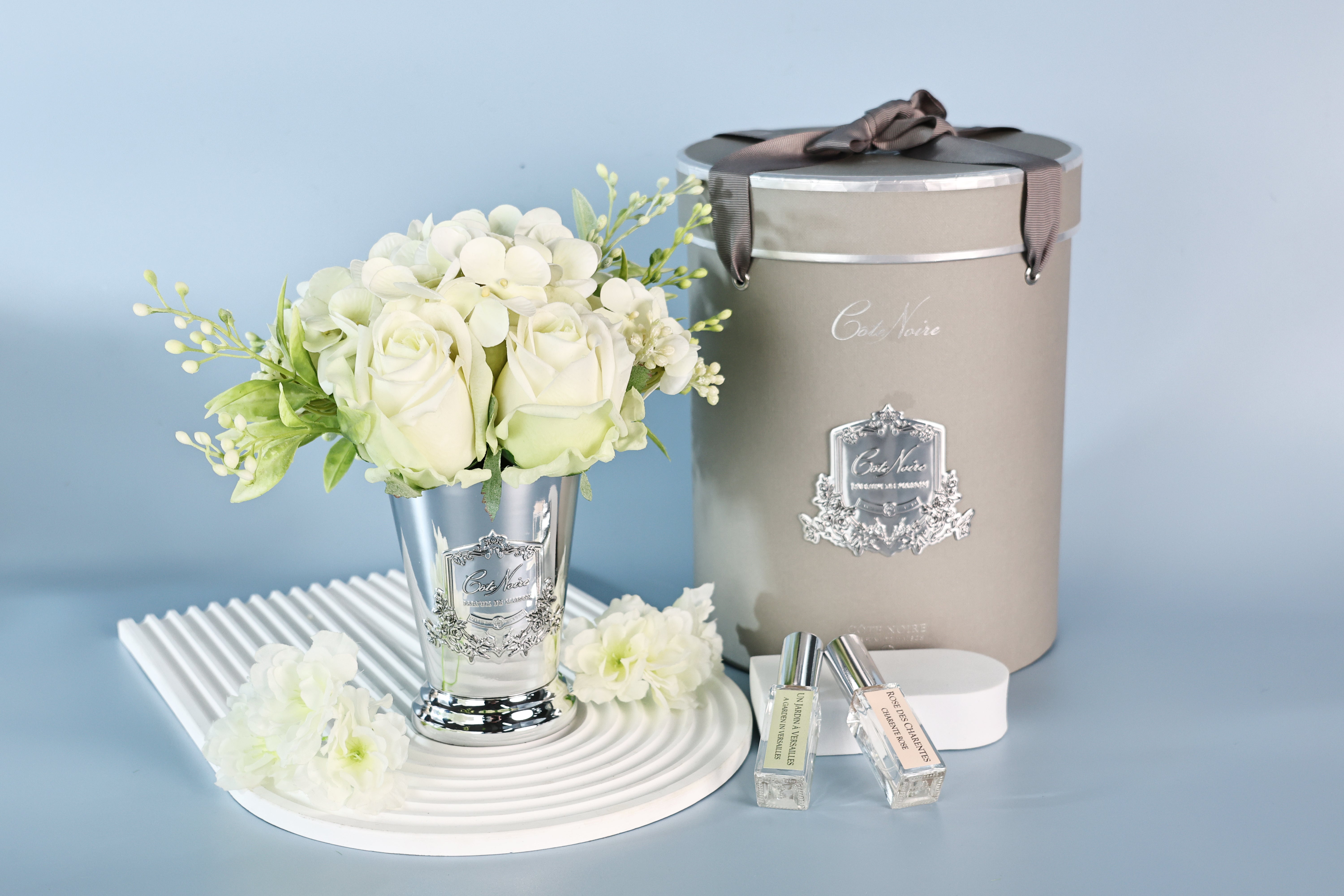 Côte Noire Summer Roses SPS01 bouquet vert vase argent