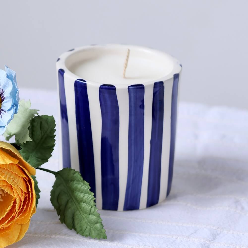 Flowrette Bougie rayée bleue parfumée fleur d'amandier