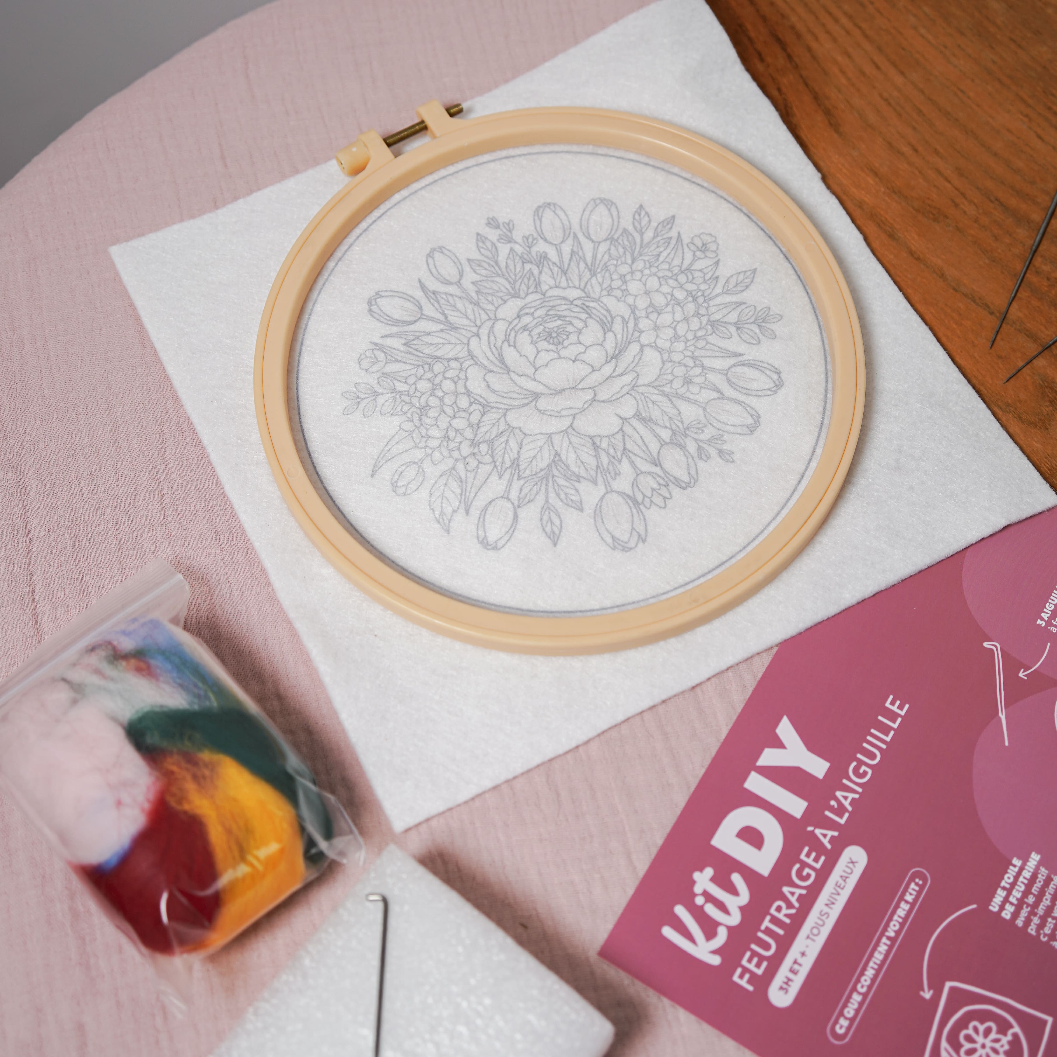 Flowrette Loisirs créatifs Kit feutrage Pivoine tableau laine 20cm